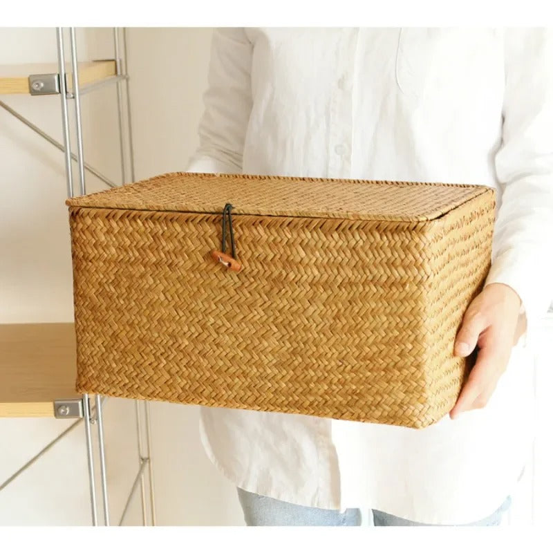 personne tenant panier osier